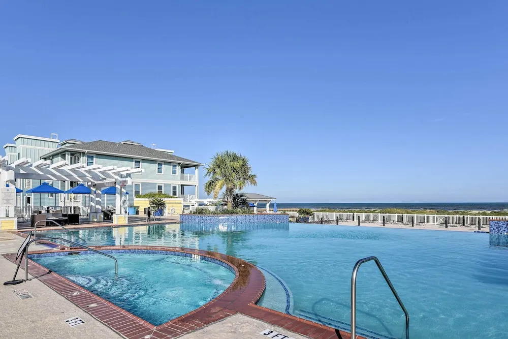 Gulf View + Beach Access: Galveston Resort Condo!