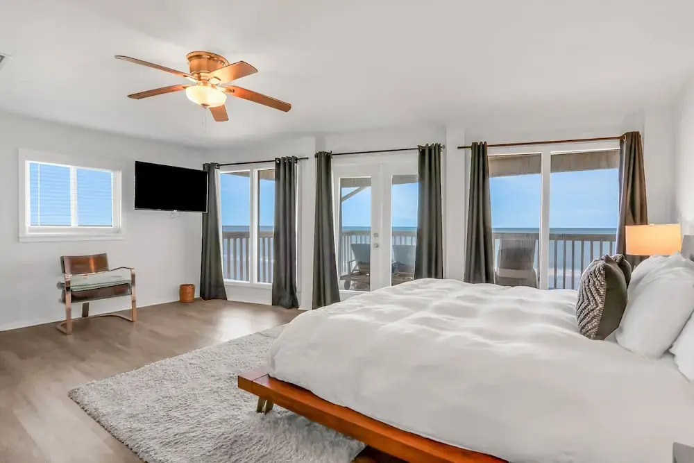 Gorgeous Beachfront Home With Inviting Deck & Patio, Hammock, Amazing Views