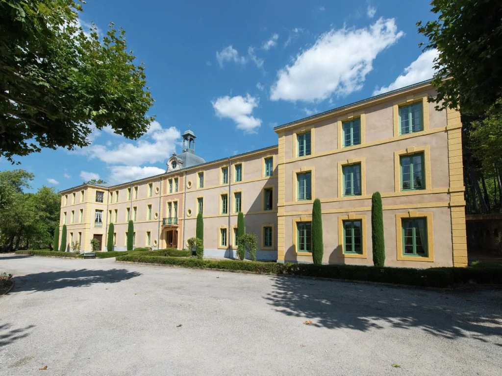 A beautiful 2 persons studio in a chateau with swimming pool