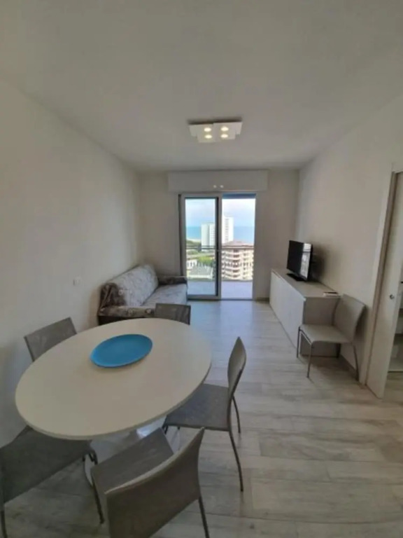 Ideal Getaway Apartment Near the Beach