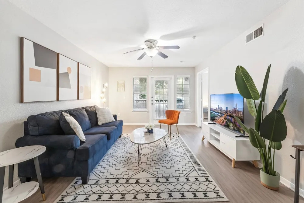 Spacious 2BR King Suites w Pool, Gym, Laundry - Close to Downtown