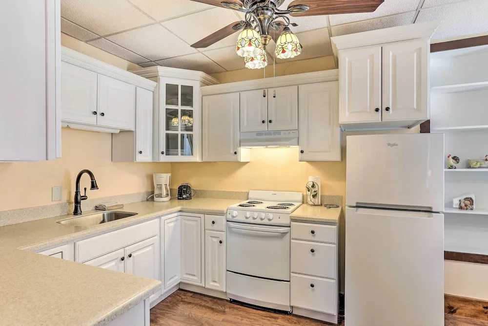 Shop, Hike & Explore! Historic Dtwn Custer Apt