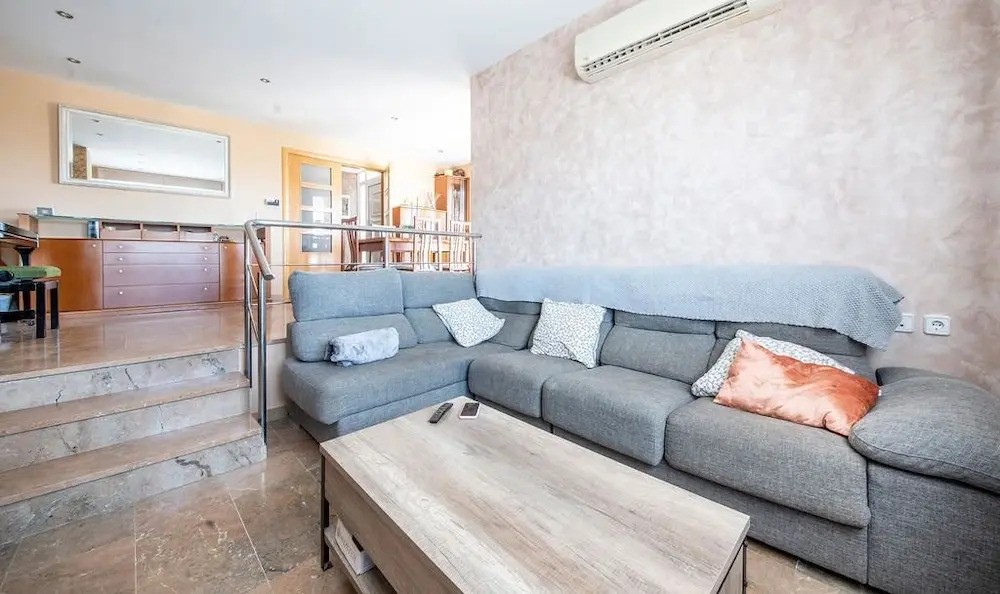 Modern House 2 Km from The Beach (R87)