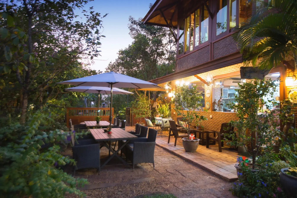 Cattanis Riverside Home