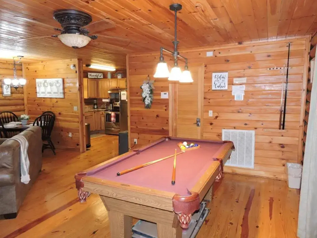 5 min to Dollywood, great location, excellent parking, hot tub, pool table