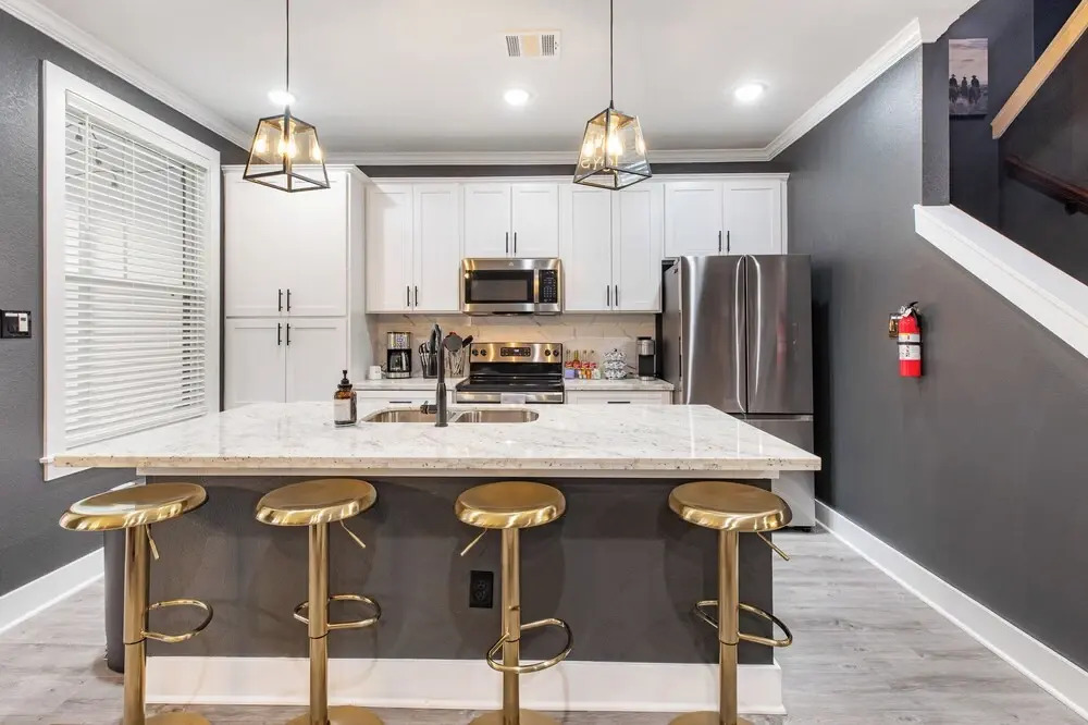 Modern 4BR Ensuite Townhome Near Texas A&M