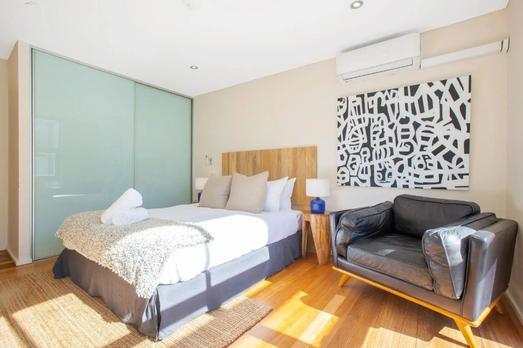 Sun-filled Loft With Balcony 1 street from Beach