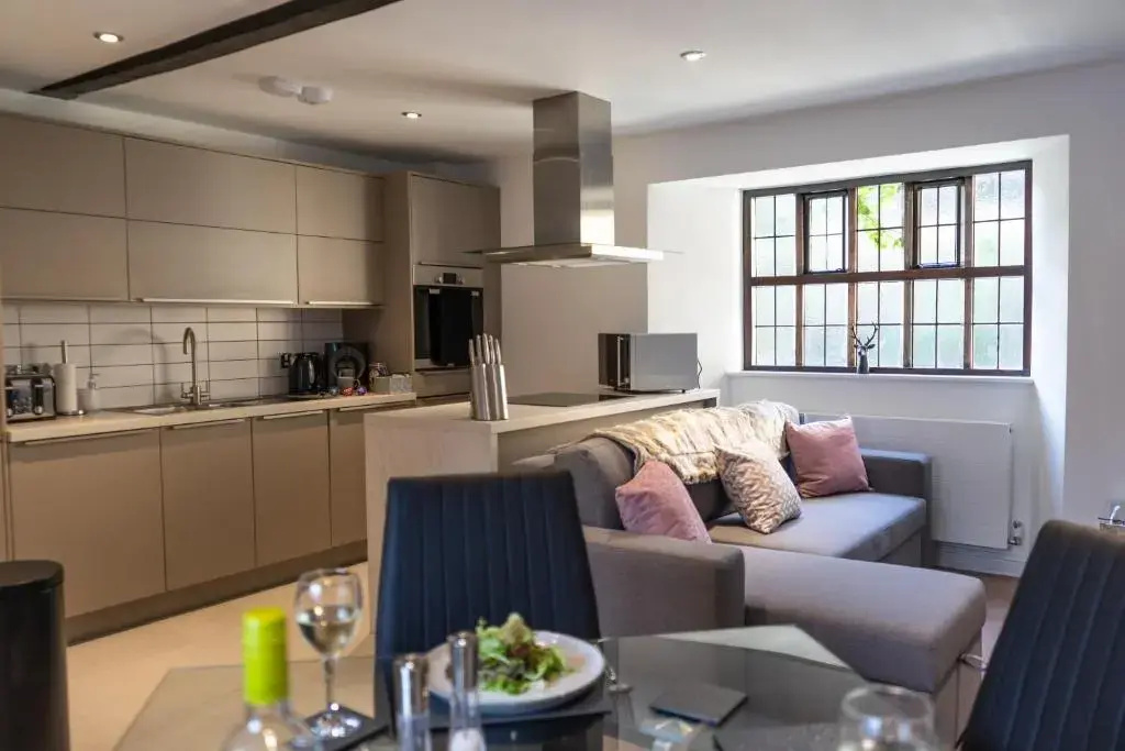 Stylish 2 Bed Apartment, Stunning City Centre Location, with FREE Secure, Gated Parking On-Site & Private WiFi, with Private Entrance & Courtyard Garden & Highly Rated