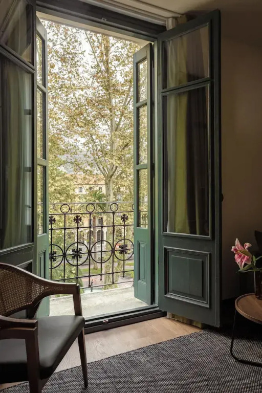 Batimont Suites & Apartments