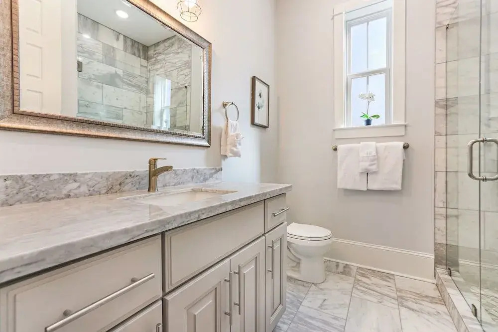 Modern 5 BR Condo - Large Pool - Near Everything