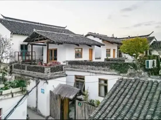 Picking up the light in the alley  Homestay