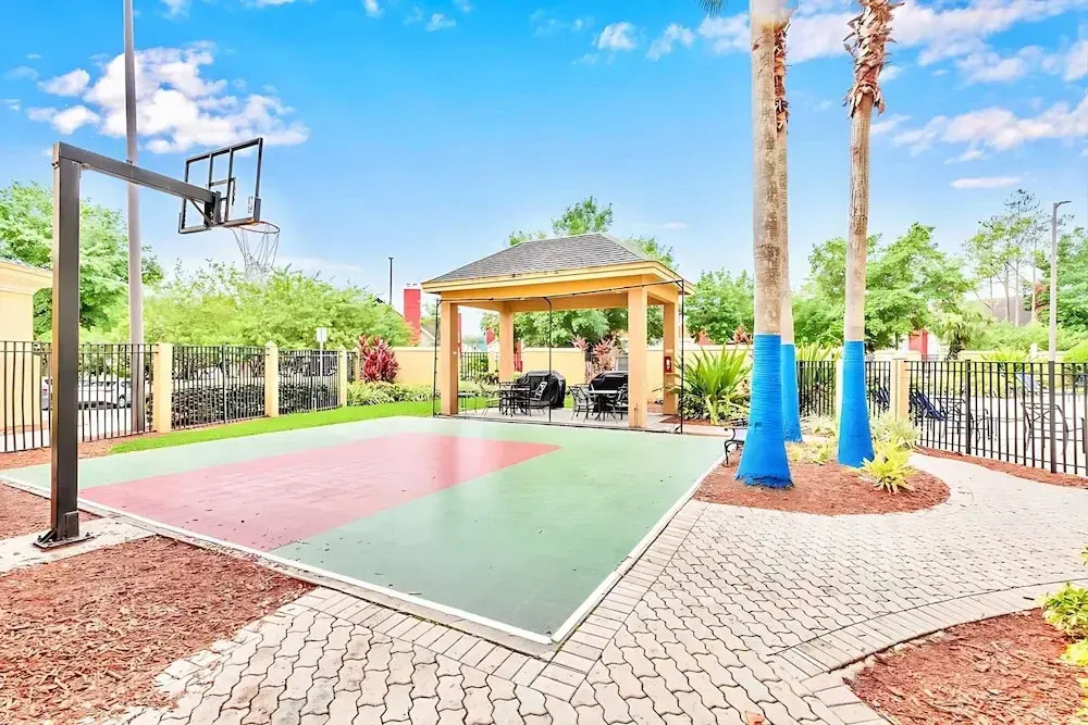 King Bedroom Suite w Outdoor Pool Hot Tub Arcade
