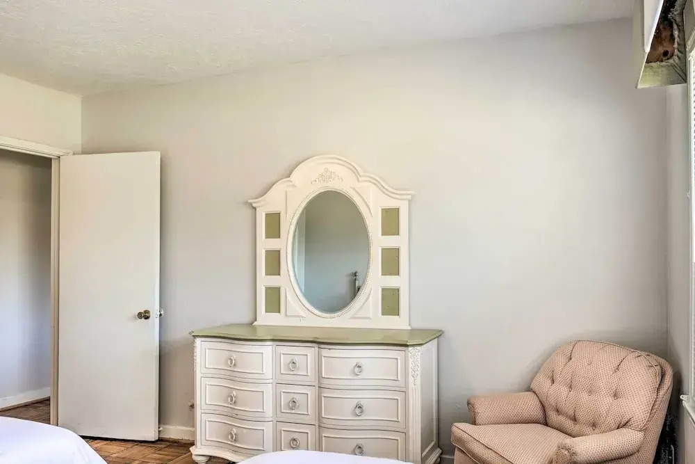 Pet-friendly Home w/ Patio - 3 Mi to Houston Zoo!