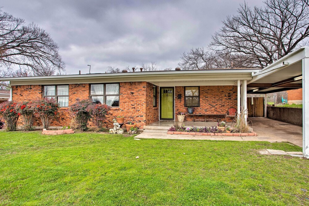 Pet-friendly River District Gem 5 Mi to Stockyards