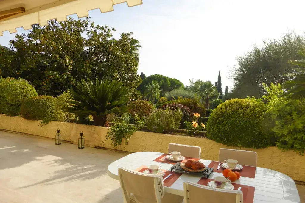 Vacation apartment with large private terrace and community pool, Cannes