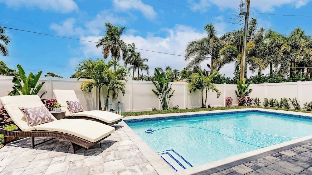 Coastal Sol by Avantstay Naples Park Retreat Pool + Outdoor Kitchen + Near Vanderbilt Beach