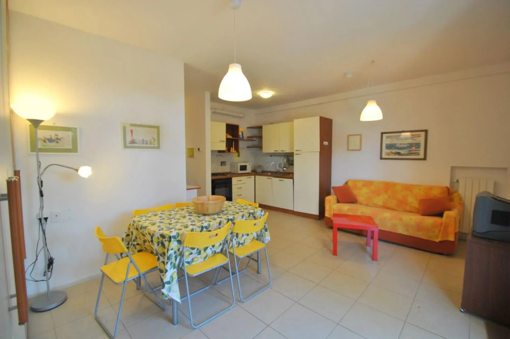 In villa on the sea, apartment on the ground floor with private garden. 6 beds. Reserved parking.-Villa L'Angolino - p.t.