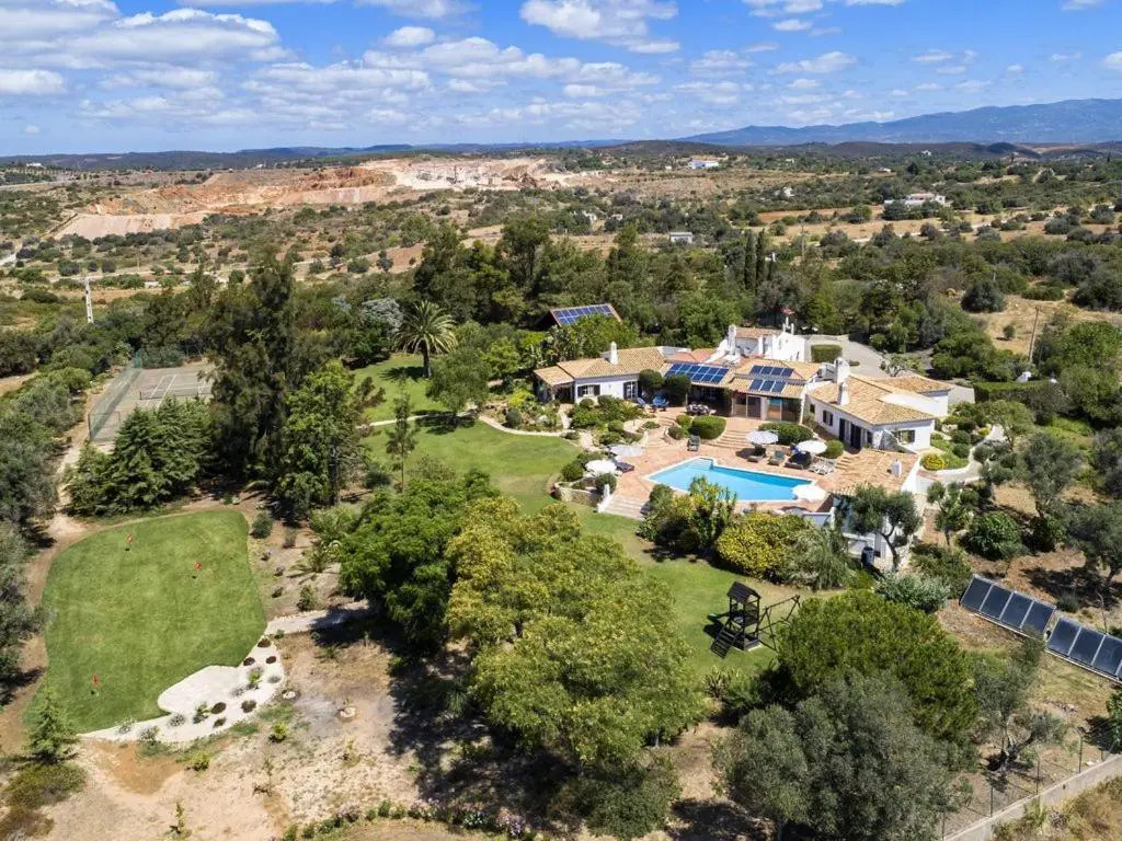 8 bedroom Villa close to Alvor with tennis court table tennis heated private pool air conditionin