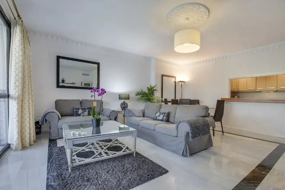 Beach Front Apt, Puerto Banus, Family Freindly, Free Wifi /parking.pools, Aircon