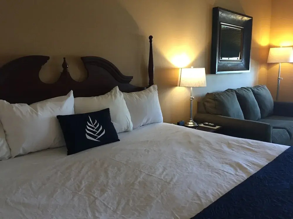 Pinemark Inn & Suites
