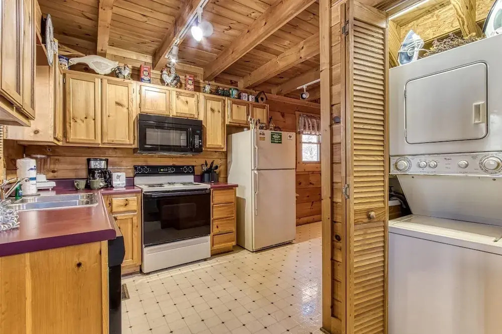 ER84 - Serenity Summit - Great location, Close to all the action! cabin