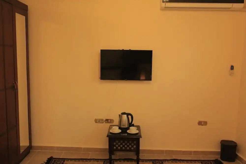 9 Pyramids Inn
