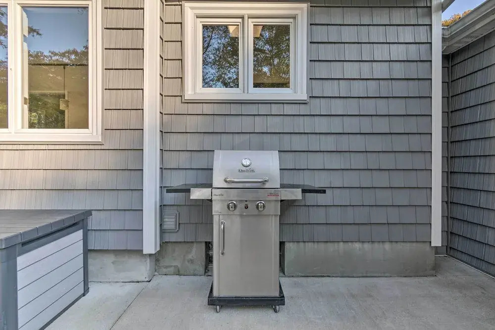 Rochester House w/ Fire Pit, Grill & Patio!