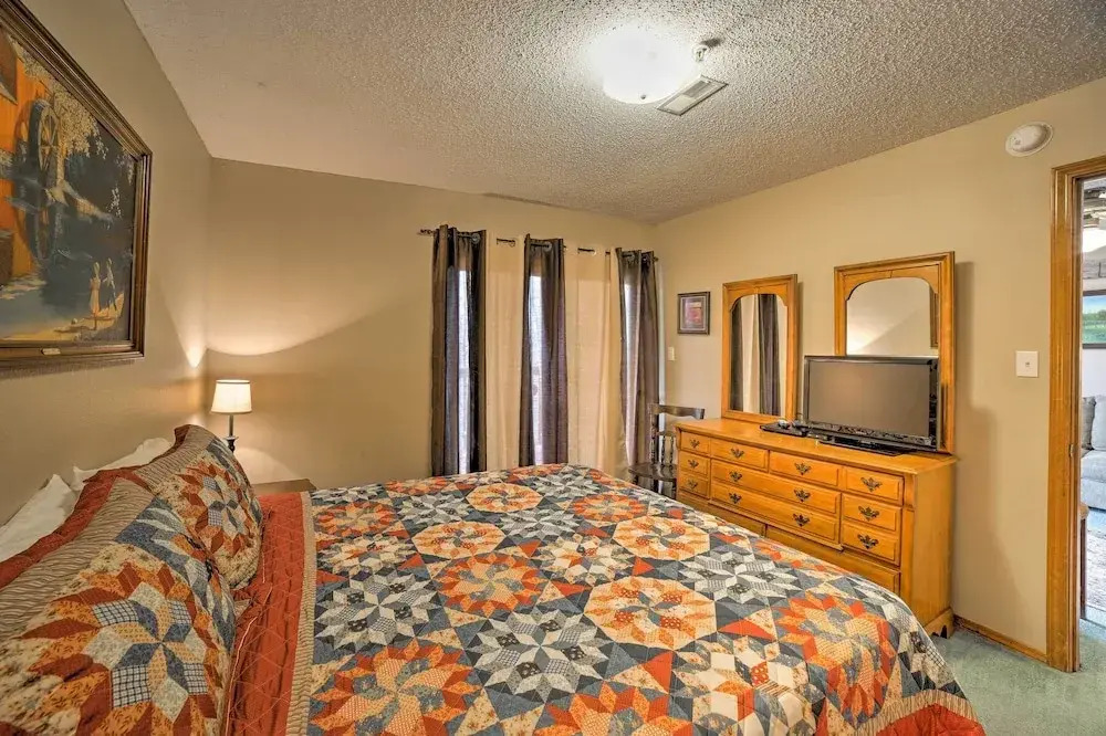 Condo w/ Pool Access - 2 Mi to Silver Dollar City!