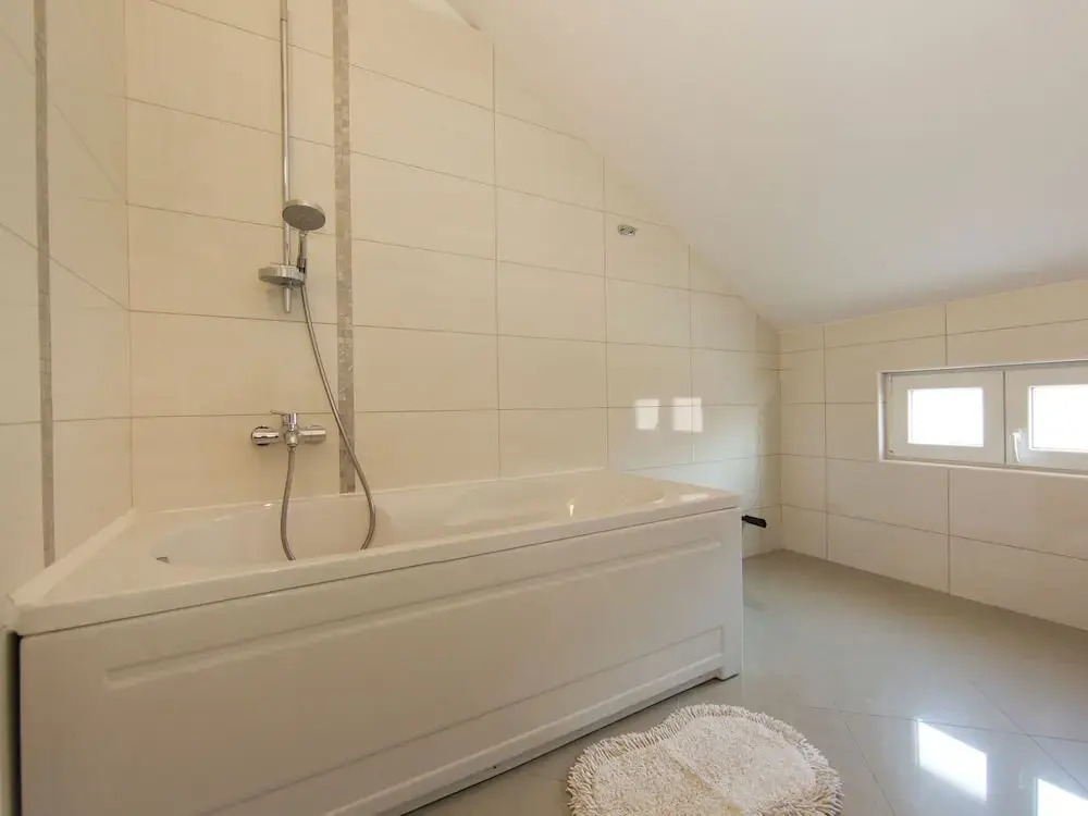 Luxury Apartment in Private Home With Private Pool & Garden, Bbq, Wifi, Parking