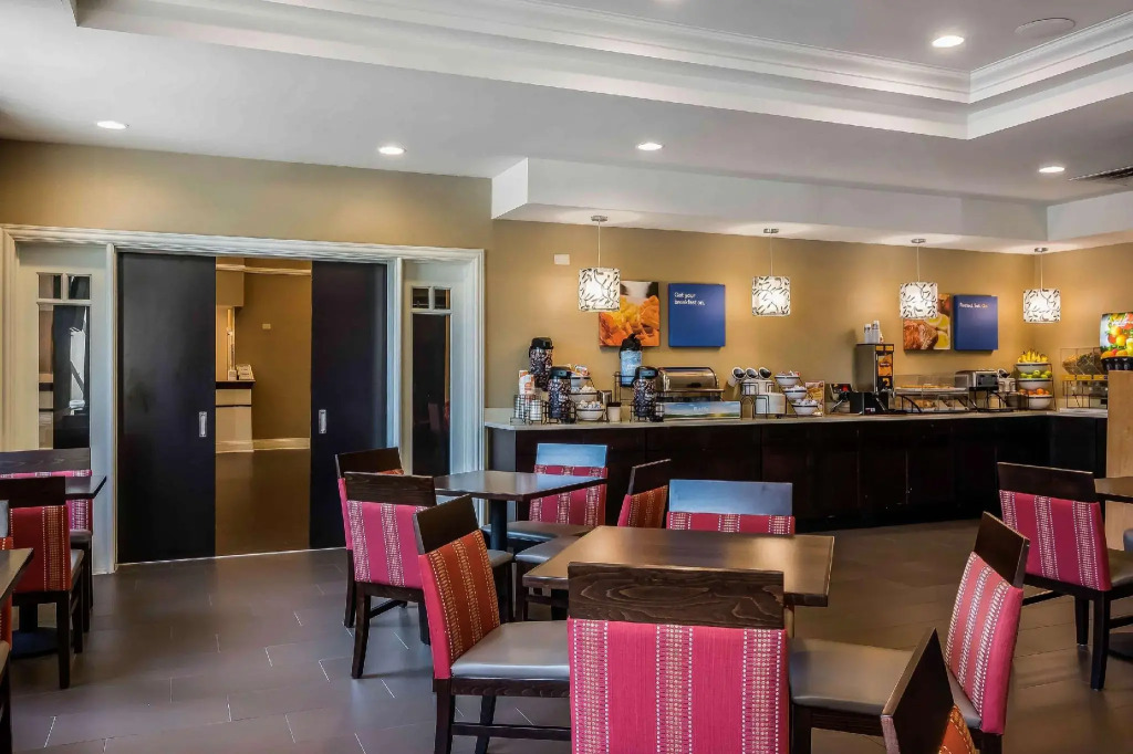 Comfort Inn & Suites near Six Flags
