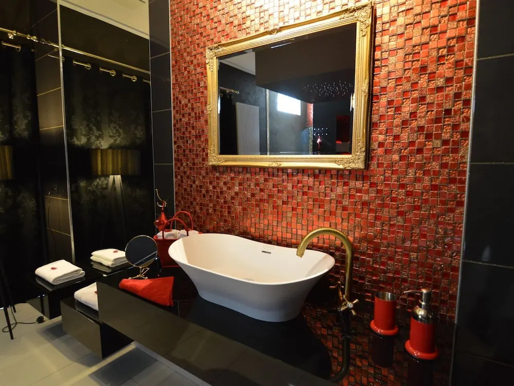 Deluxe Holiday Home in Welkenraedt with Hot Tub & Steam Shower