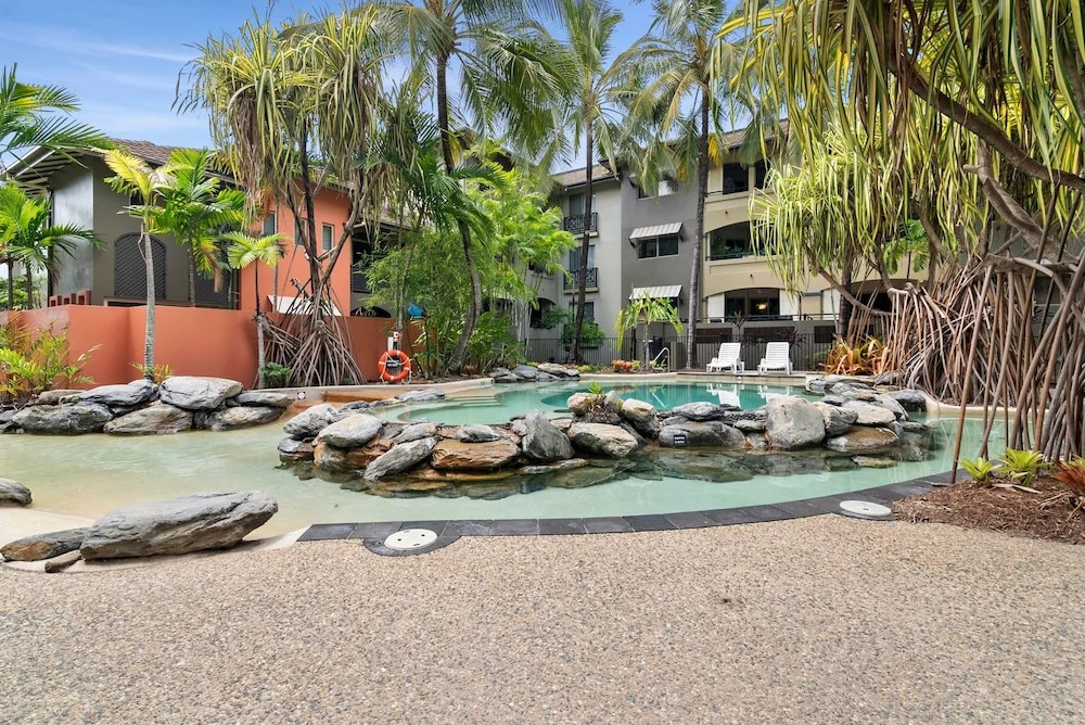 Lux Apartment Cairns - 9 Pools BBQ Gym