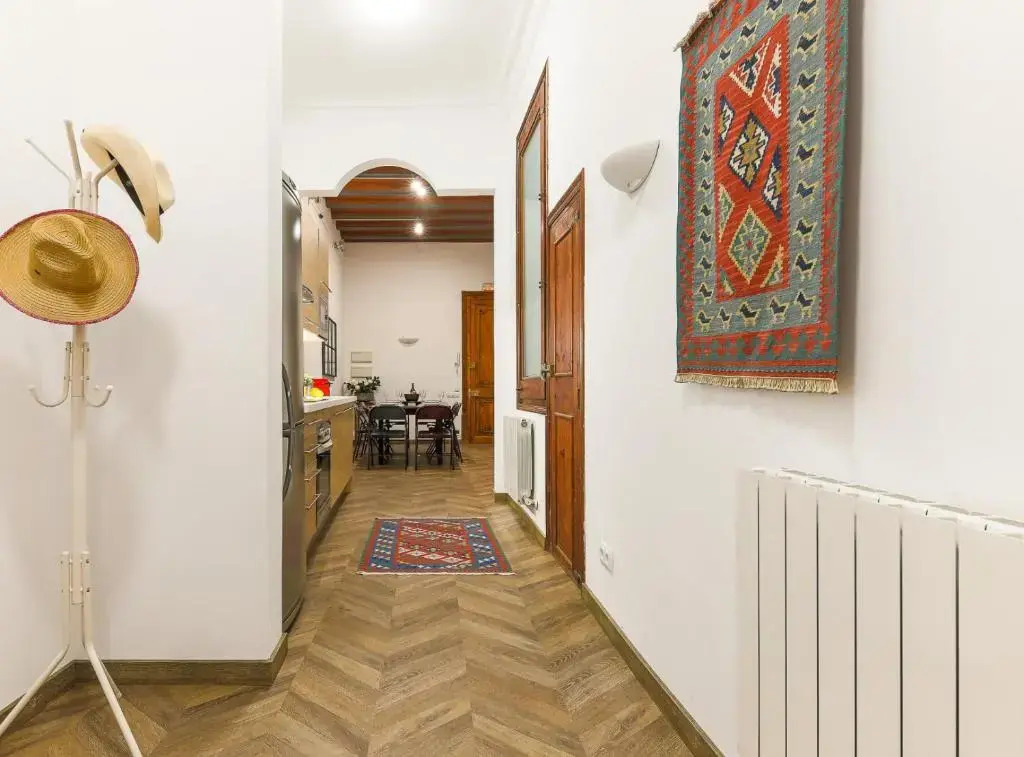 Great Spacious Apartment in the Gothic District City Center