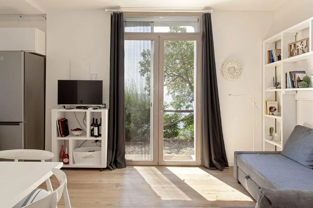 Seafront Apartment in a Splendid Position Overlooking the Sea-vistamare