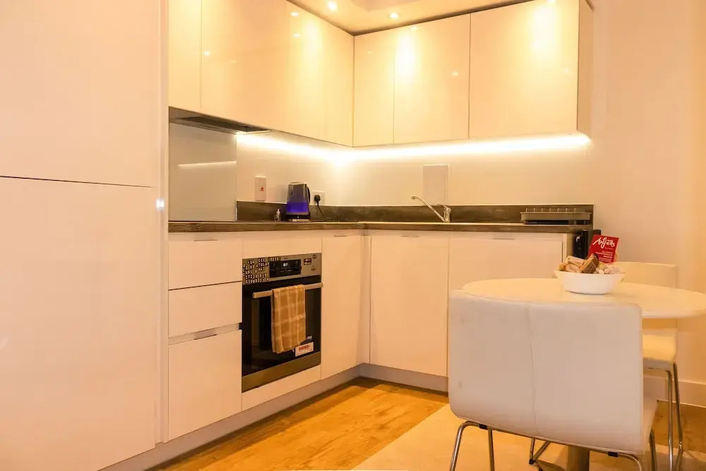 Livestay - 1bed Apt Private Building Free Parking