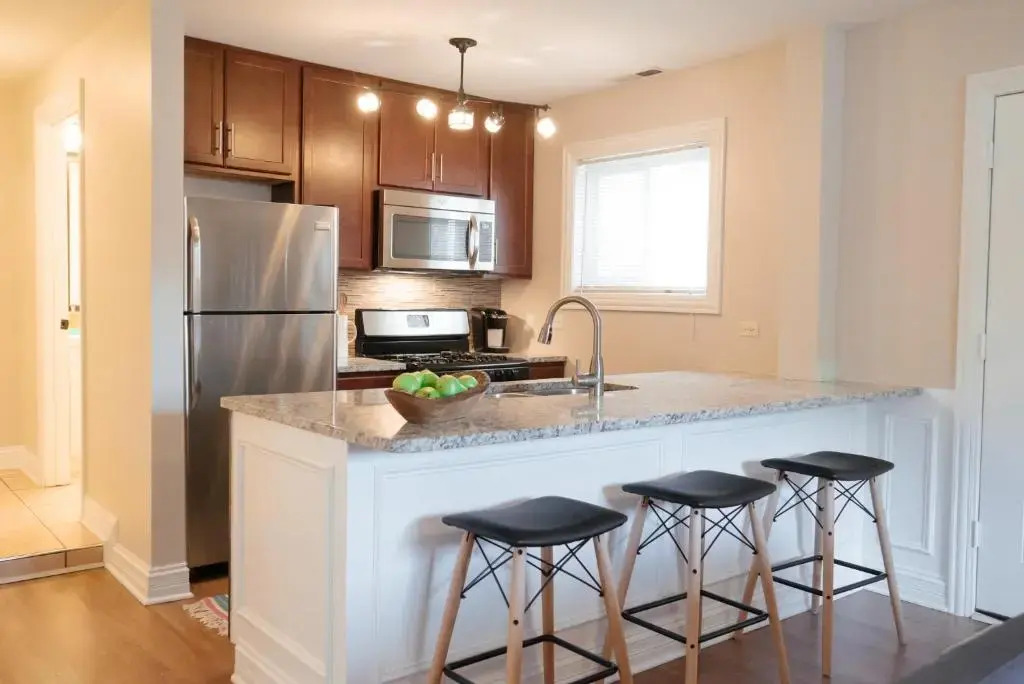 Cozy, Stylish 2BR Apt near O'Hare Int'l Airport