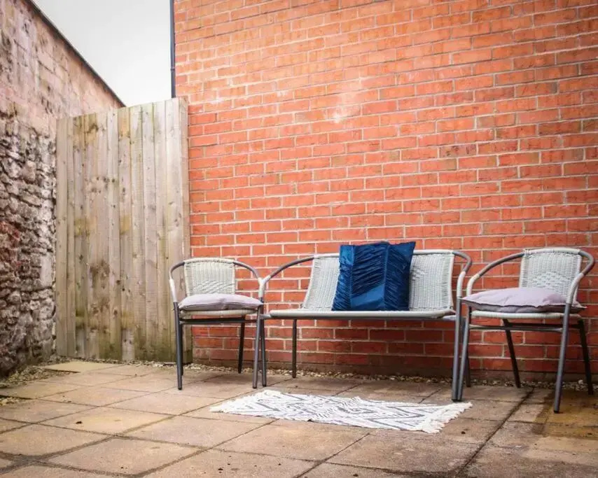 No15 Luxe Living Elegant City Home-1 Bed-Garden-Wifi-Private Parking-Beach-City