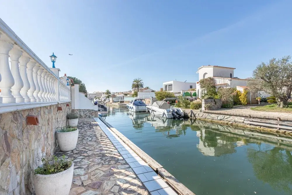 Apartment in Empuriabrava Near Sandy Beach
