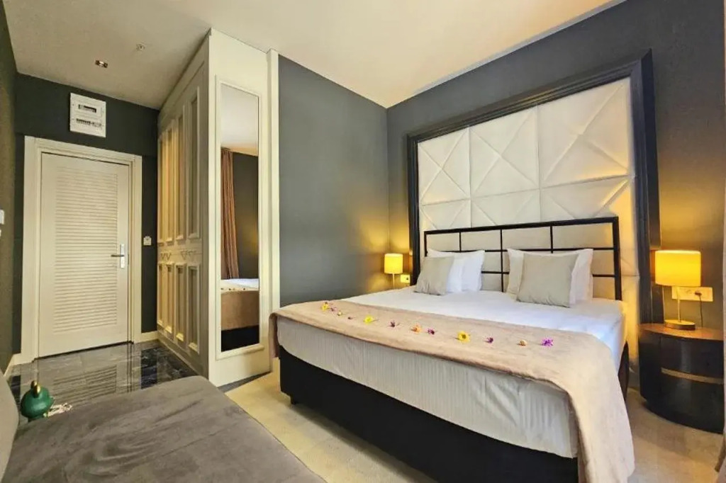 Royalis Suites Rafailovici - Beachfront Sea View Apartments