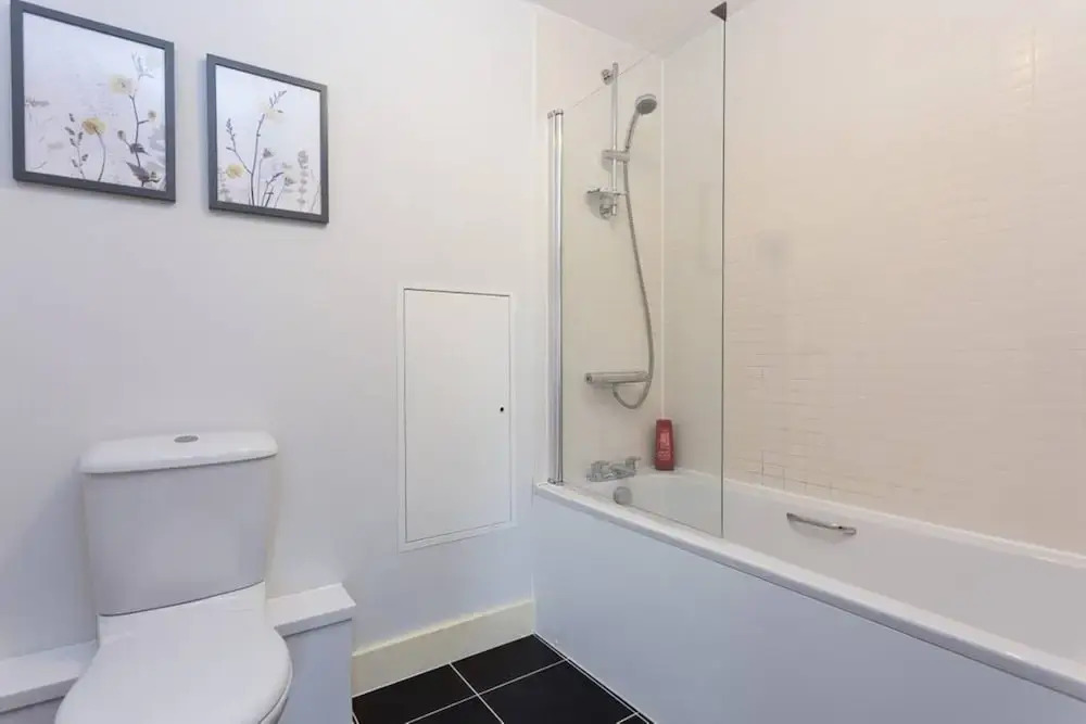 3 Bedroom Apartment Sleeps 6 in Clapham South