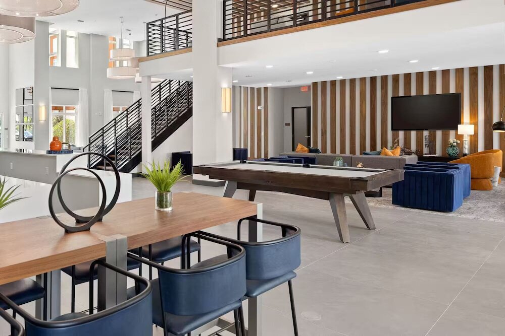Riviere 3BR Apartment Stylish King Family Pets Friendly Pool & Gym Near Epic Universe