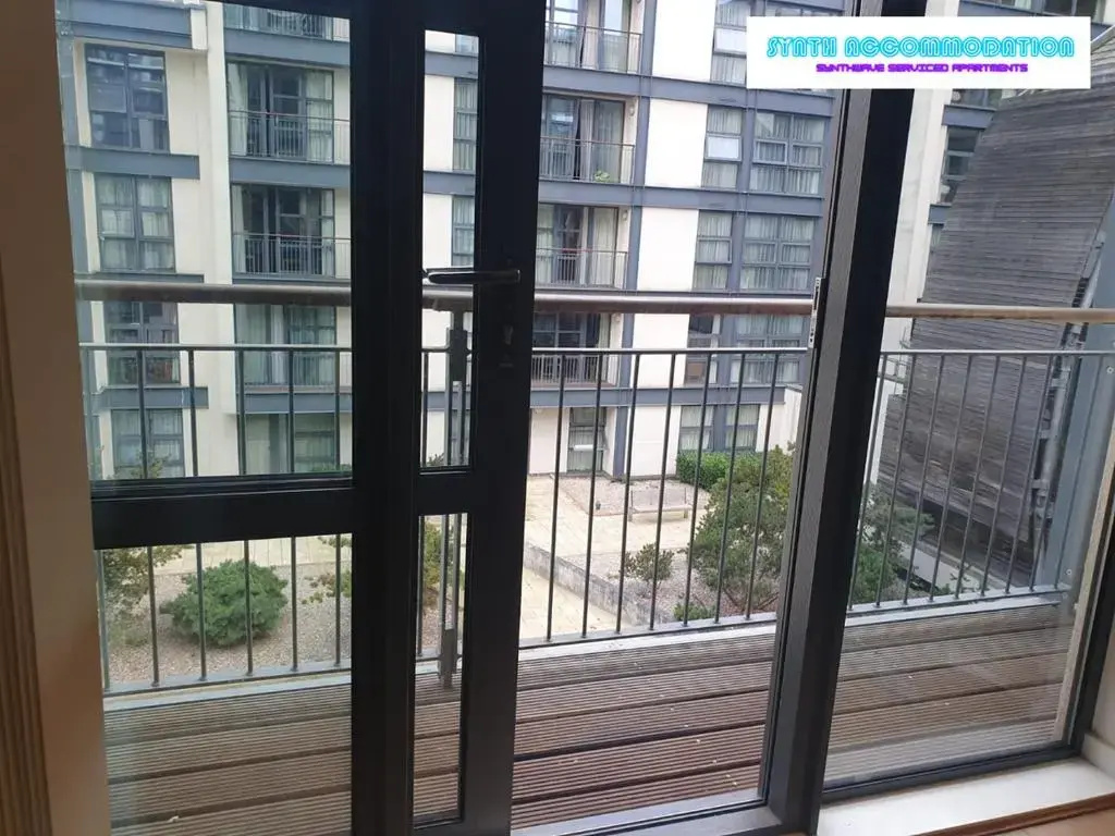 80s RETRO 1 Bedroom Serviced Apartment Canary Wharf Perfect for Corporate Business Families & Leisure Guests