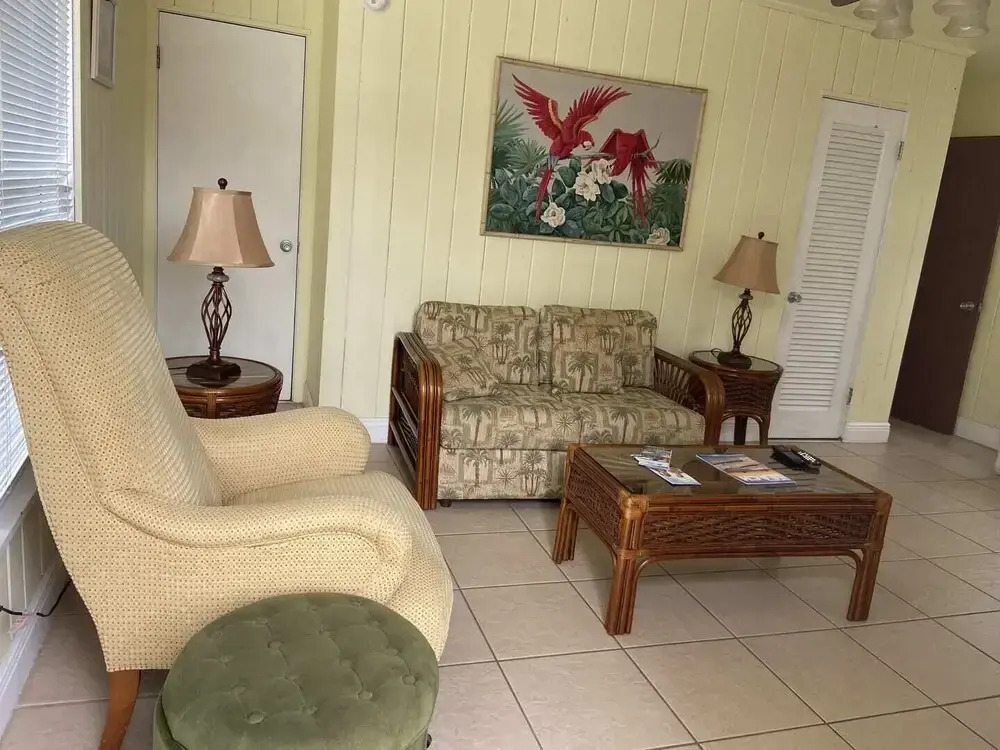 Holiday Court 01 - Surfside