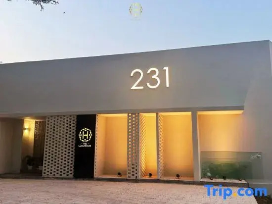 The Luxurious 231, Lake House Villa