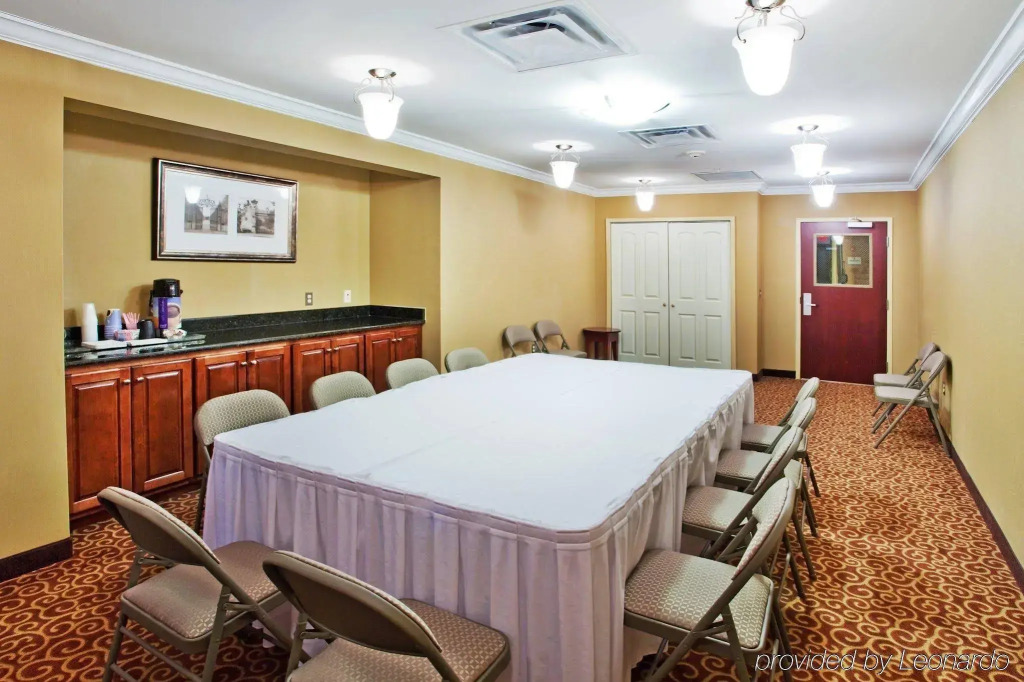 Holiday Inn Express & Suites Macon - I-475 by IHG