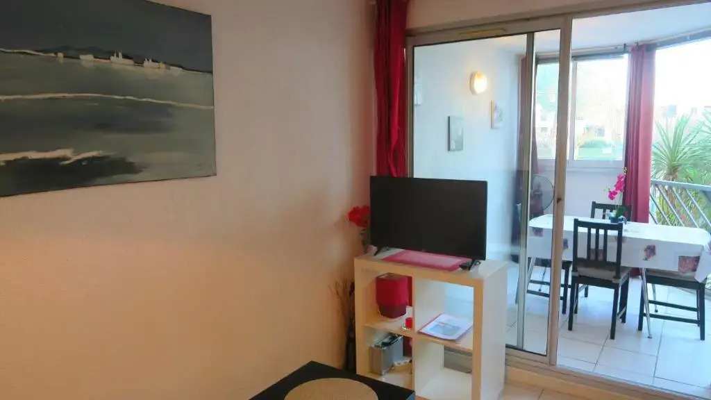 Appartement residence avec piscine a deux pas des plages
