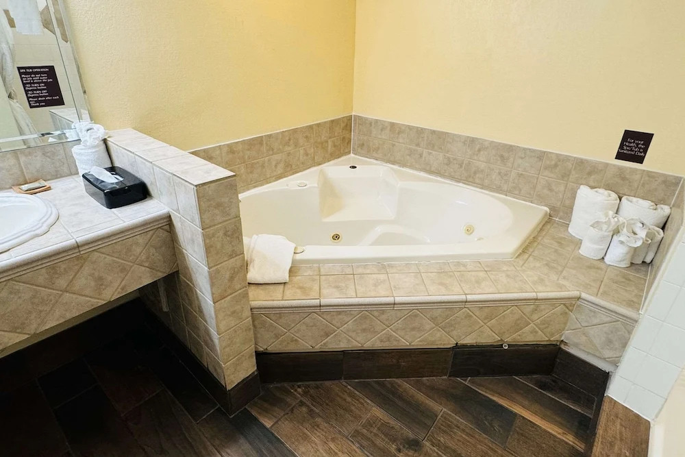 Country Inn & Suites by Radisson, Mishawaka, IN