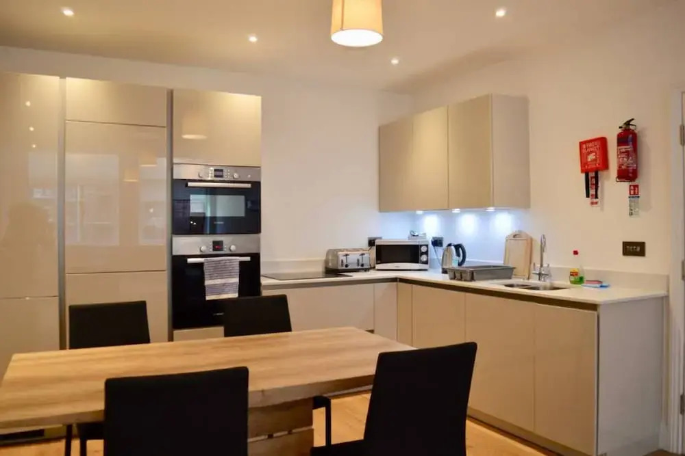 1 Bedroom Flat Near Old Street With Balcony
