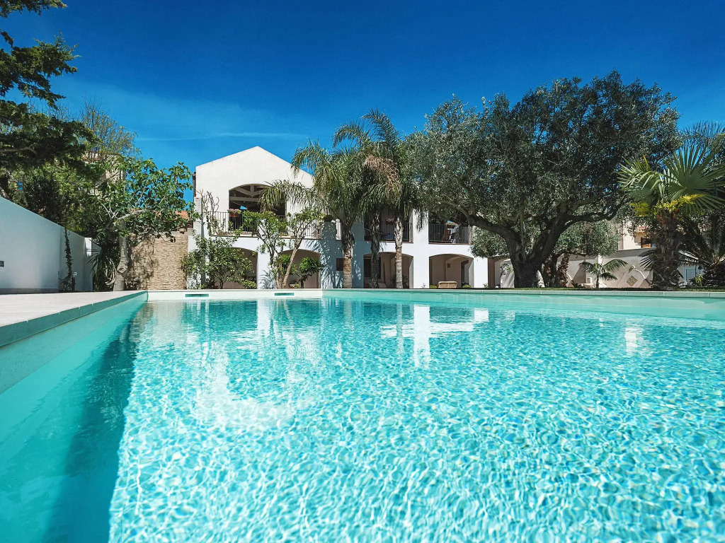 Elegant flat in villa with pool and garden, just a few kilometres from the sea!