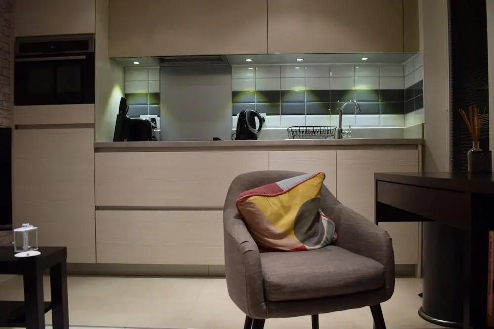 Modern 1 Bedroom Apartment With Balcony